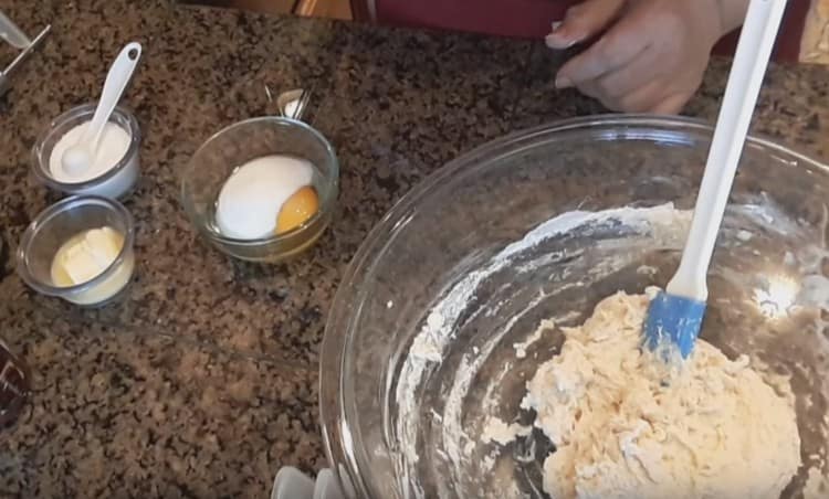 Mélangez rapidement la farine avec du lait pour qu’elle soit brassée.
