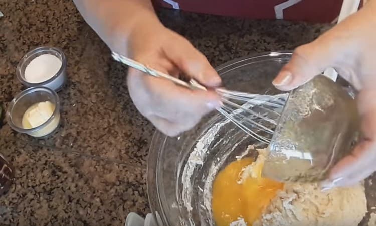 Battez l'œuf séparément avec du sucre et du sel et ajoutez-le à la pâte.