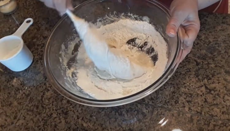 Stir the dough until smooth, add flour a little.