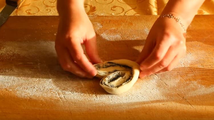 Nous tournons la pâte coupée dans différentes directions.
