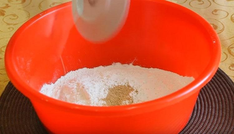 Ajouter la levure sèche à la farine, mélanger.