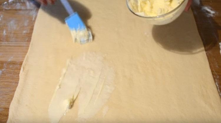 Lubrifiez la couche de pâte avec du beurre ramolli.