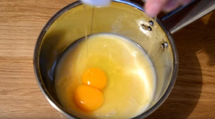 Pour préparer la crème, mélangez le lait condensé avec les œufs et laissez bouillir jusqu'à épaississement.