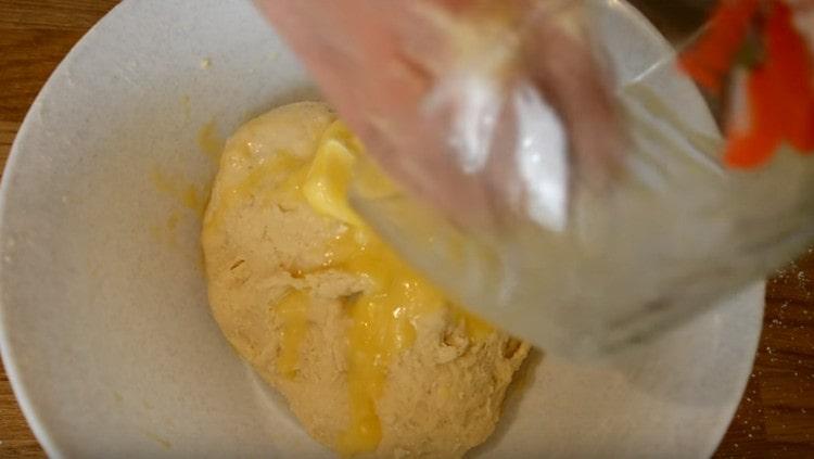 U tijesto dodajte prethodno rastopljeni maslac.