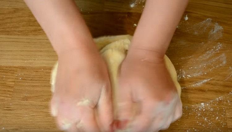 Ajoutez le reste de la farine et mélangez-le à la pâte.