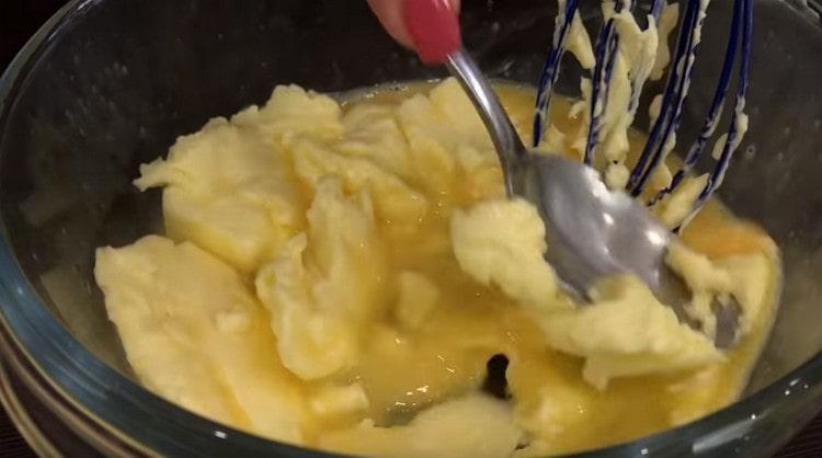 Ajouter le beurre à l'oeuf et battre à nouveau.