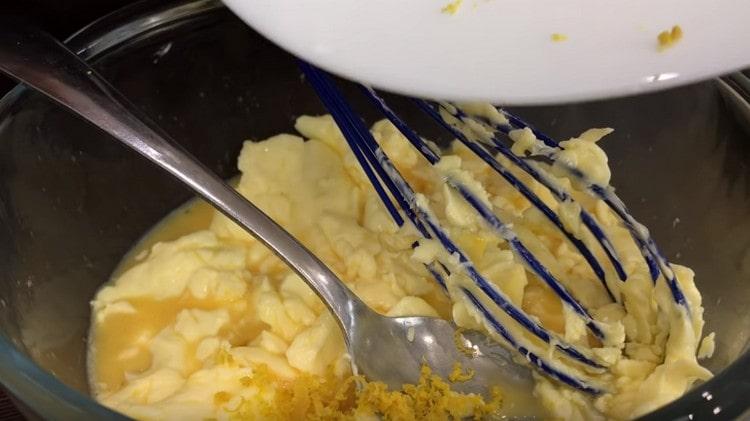 Agregue la ralladura a la mezcla de mantequilla y huevos.