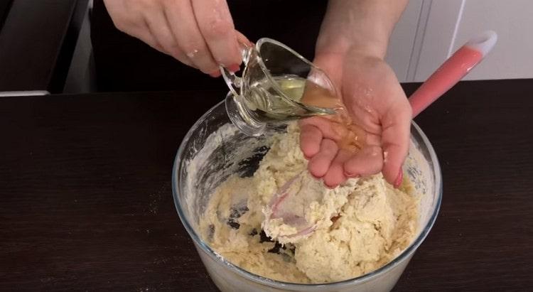 When kneading the dough on the hand, pour the vegetable oil.