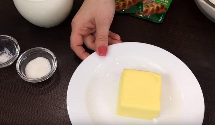 La mantequilla debe ablandarse a temperatura ambiente.