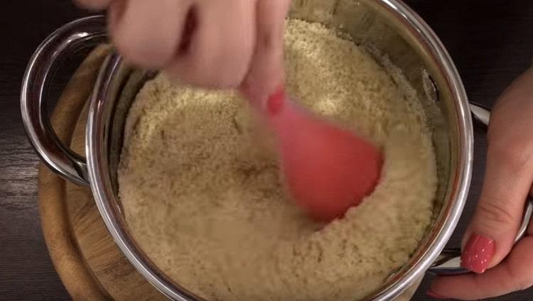 Agregue harina de almendras al jarabe caliente y mezcle rápidamente.