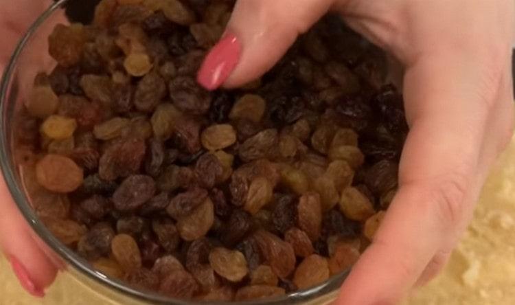 Les raisins secs doivent également être lavés et séchés.