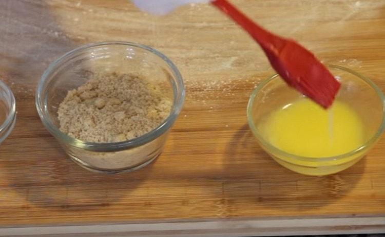 Para lubricar la masa, necesitas mantequilla derretida.