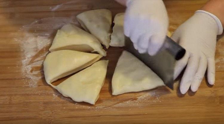 Divisez la pâte appropriée en 8 parties.