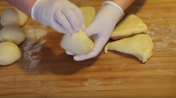 Nous roulons chaque morceau de pâte en boule.