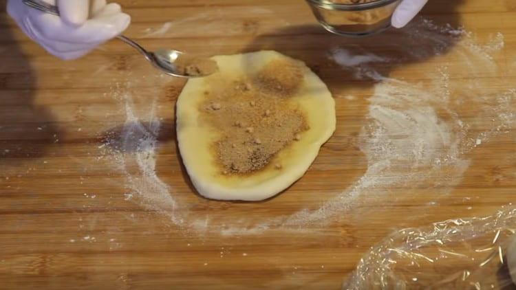 razvaljajte kuglice tijesta u duguljast kolač, namažite ih uljem i pospite brašnom.
