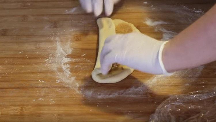 apila los bordes opuestos del pastel al centro.