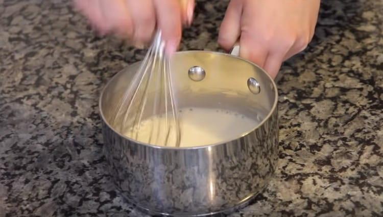 With a whisk, mix the mass so that there are no lumps.