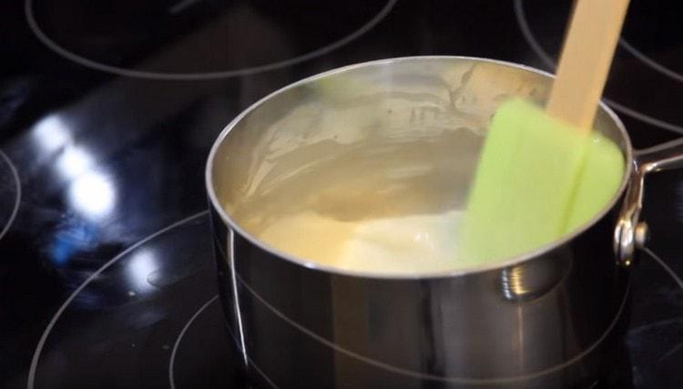 Faire bouillir le lait et la farine jusqu'à épaississement.