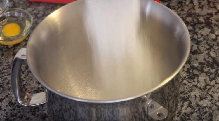 Tamiser la farine dans le bol du batteur.