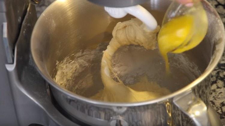 Mettez le beurre fondu dans la pâte.