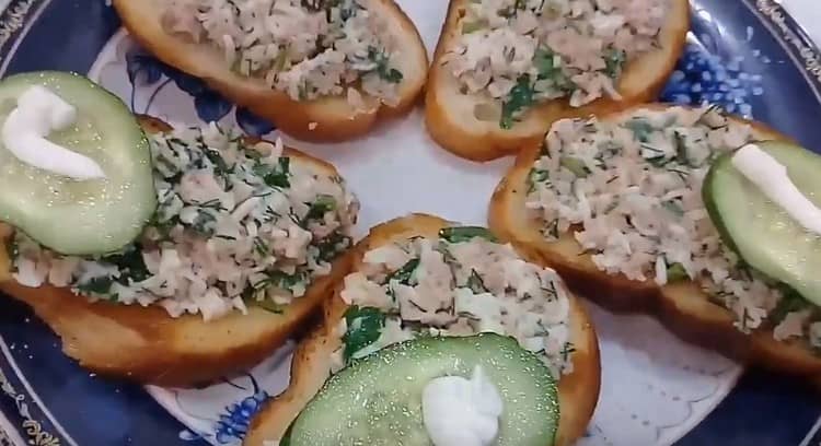 Al servir, estos sándwiches se pueden decorar adicionalmente con mayonesa. verdes