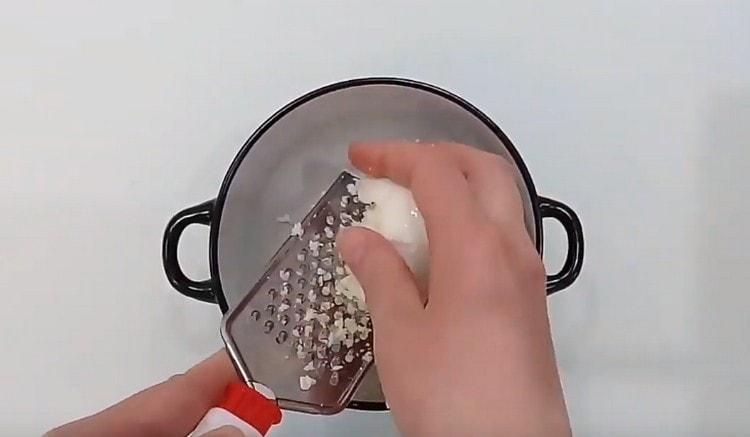 On a fine grater, three hard-boiled egg.