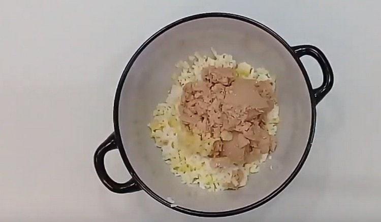 Ajoutez le foie de morue en conserve à l'œuf.