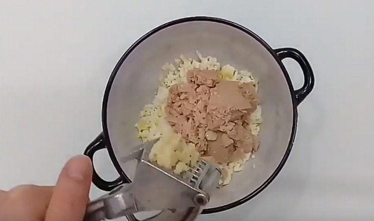 Squeeze the garlic through a press to this mass.
