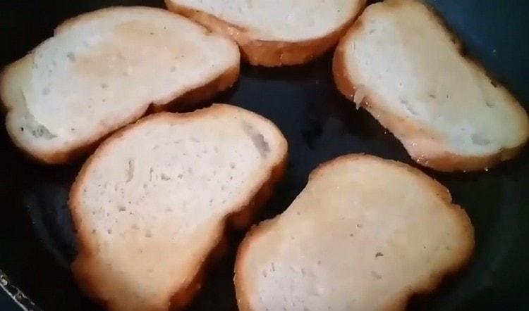 Freír unas rebanadas de baguette en una sartén con mantequilla.