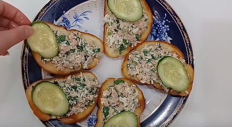 Les sandwichs au foie de morue peuvent être complétés par des tranches de concombre frais.