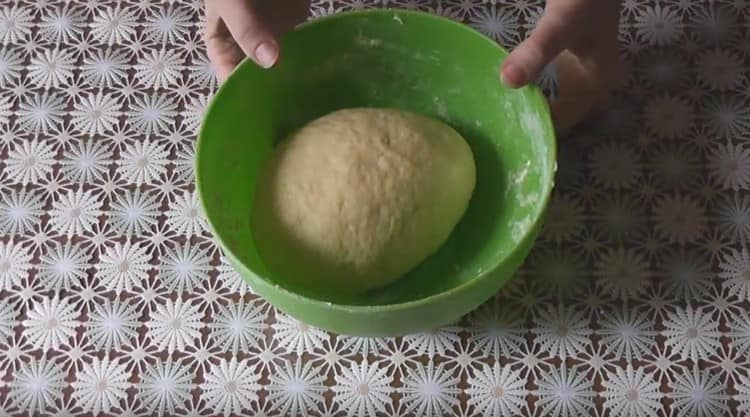 We leave the finished dough in a warm place for half an hour.