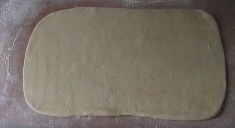 After half an hour, roll out the dough into a rectangular layer.