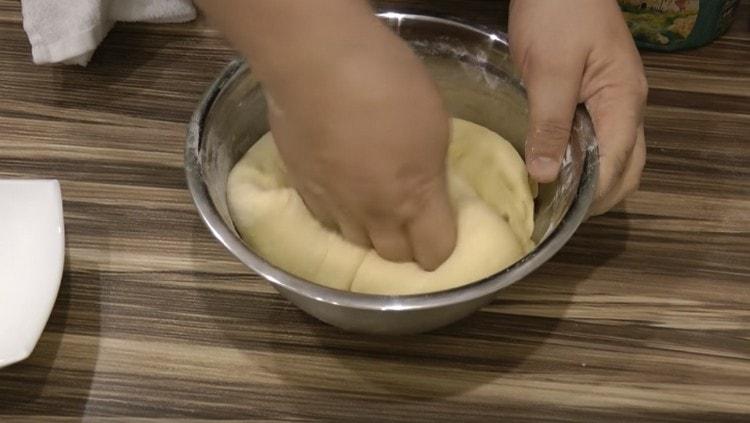 We mix the raisins into the dough.