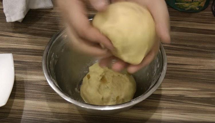 Divide the dough in half and form a ball from each part.