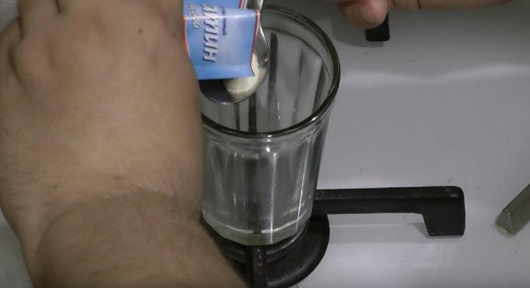 Pour préparer l’émail, dissolvez la gélatine dans de l’eau.