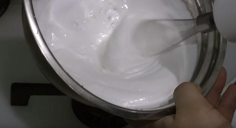 Batir el jarabe de gelatina con una batidora hasta obtener un esmalte blanco.