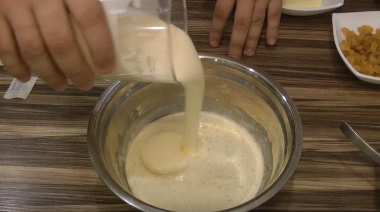Pour the egg mass into a dough.
