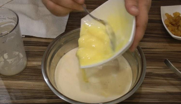 Luego agrega la mantequilla derretida.