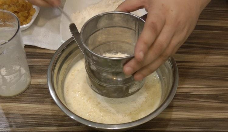 Tamizar la harina en un tazón.