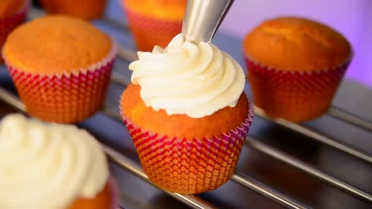 To make cupcakes at home, drop the cream on a cupcake