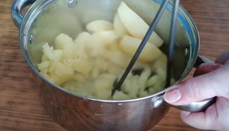 Spojimo vodu iz gotovog krumpira i gurnemo je.