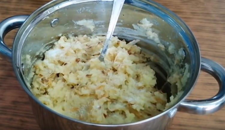 Ajouter le chou avec les oignons aux pommes de terre, mélanger, saler et poivrer au goût.