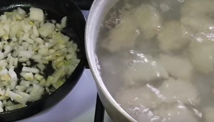 Pendant que les boulettes sont en ébullition, faites revenir l'oignon dans l'huile végétale dans une casserole jusqu'à ce qu'il soit doré.