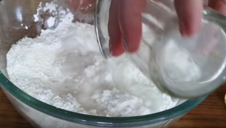 Introduisez immédiatement toute l’eau bouillante avec de l’huile dans la farine.