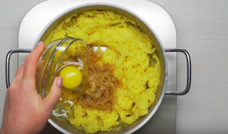 Na krumpir dodajte prženi luk, kao i jaje i umiješajte nadjev.