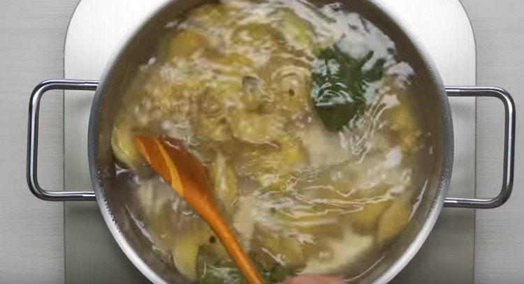 Cook the dumplings in boiled water, adding salt, peppercorns, bay leaf.