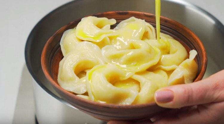 Ready dumplings with potatoes and onions, pour melted butter.