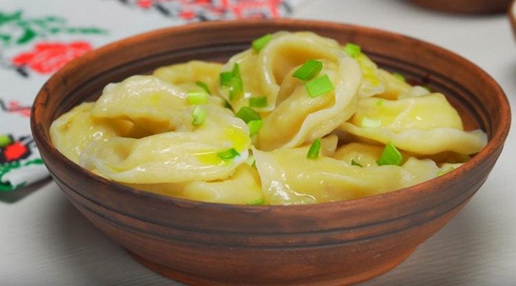 Le plat peut être servi avec des oignons verts hachés et d'autres herbes.