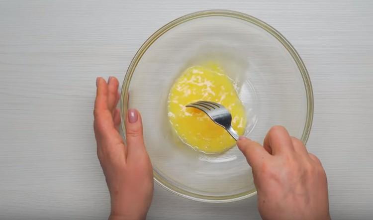 Umutite jaje sa solju.