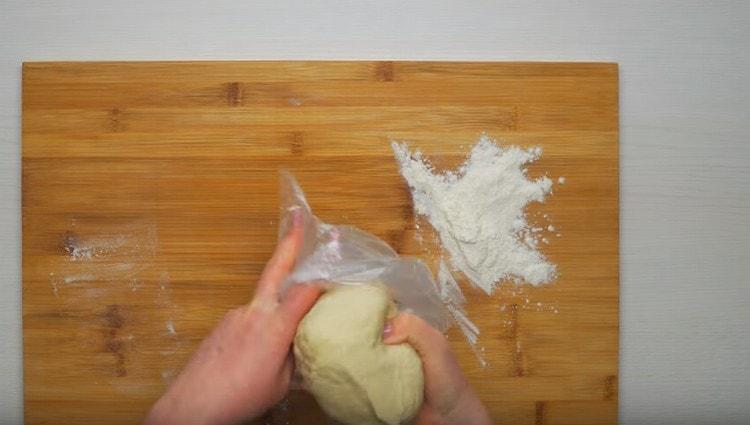 Au moment de la préparation de la farce, la pâte peut être placée dans un sac.